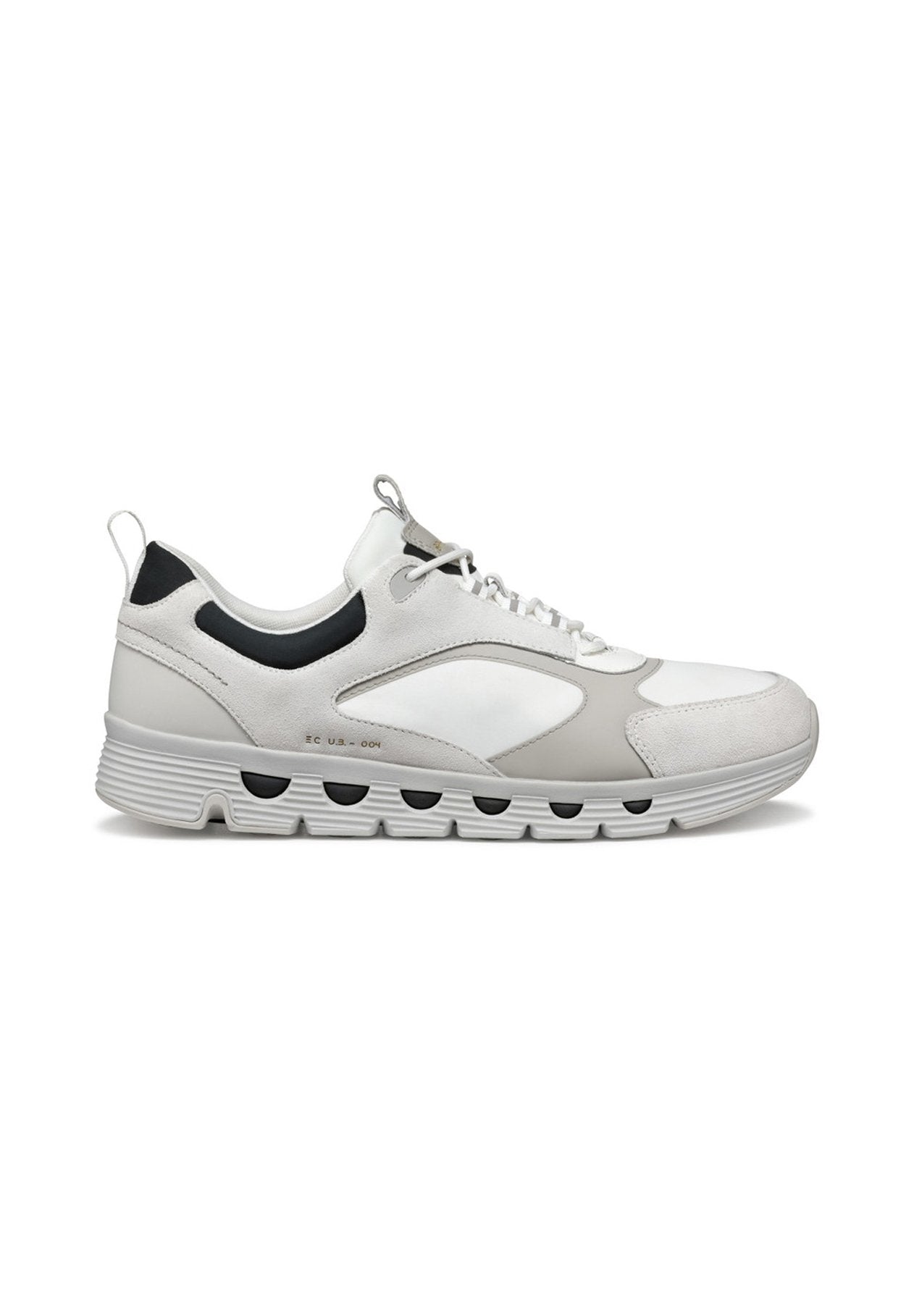 Weißer Sportschuh aus einer Mischung aus glattem und strukturiertem Leder, mit runder Zehenpartie und einer geformten Sohle mit Belüftungsöffnungen.