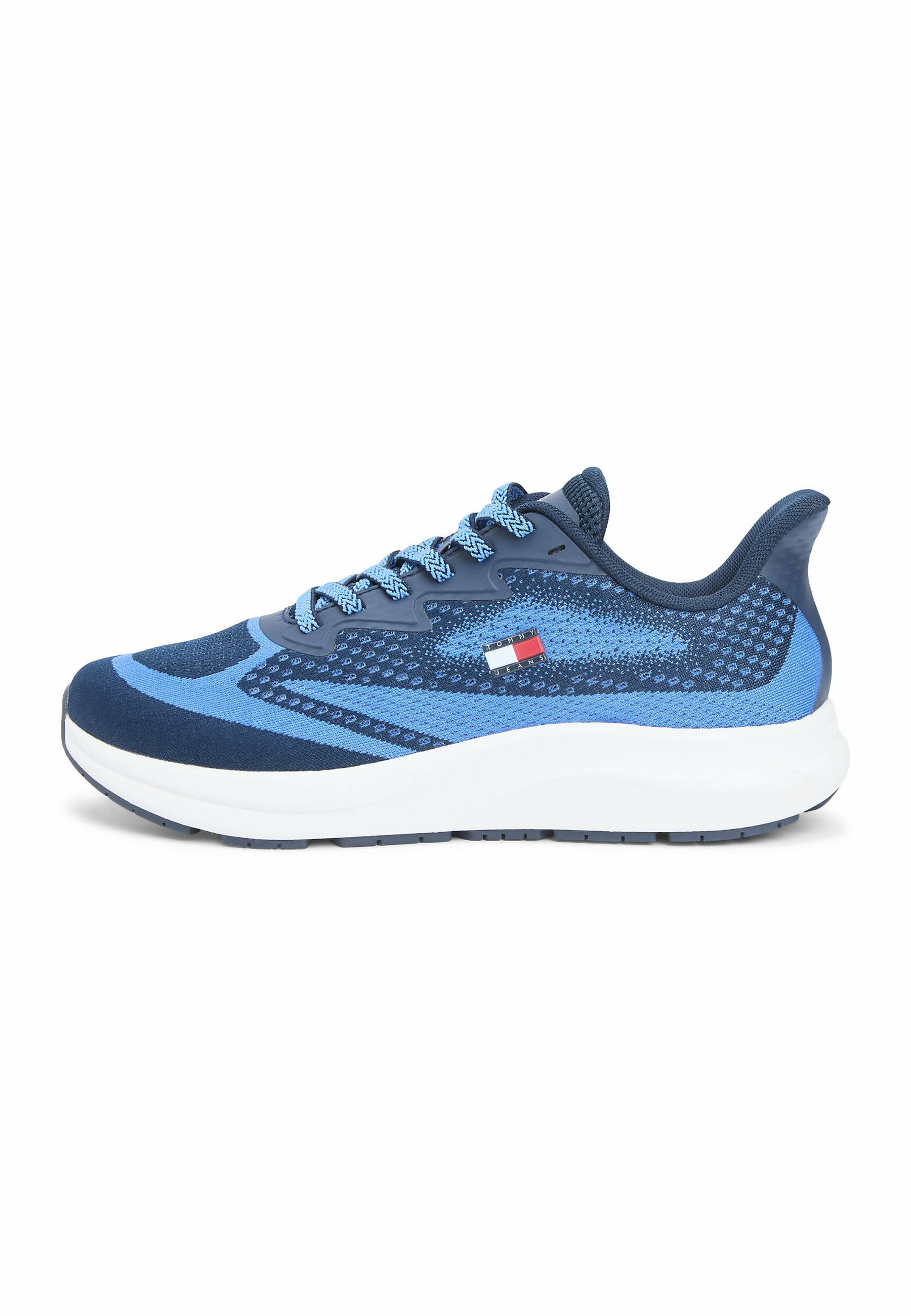 Blauer und marineblauer Sportschuh mit gemustertem Mesh, hellblauen Schnürsenkeln, weißer Sohle und kleinem roten, weißen und blauen Logo an der Seite.