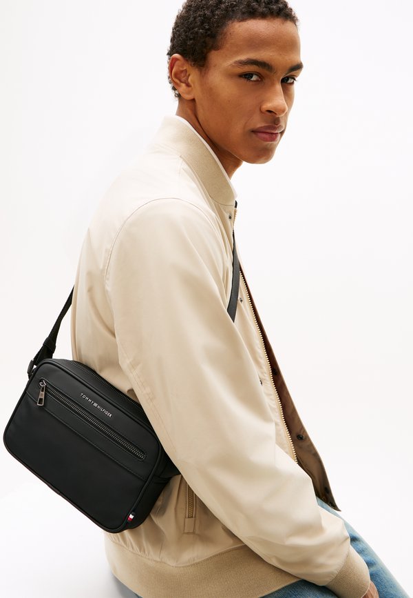 Tommy Hilfiger METAL LOGO CROSSBODY REPORTER BAG - Cross body bag - black