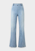 Hellblaue Denim-Jeans mit hoher Taille und ausgestelltem Bein, schlichtem Design und Gürtelschlaufen, vor einem schlichten weißen Hintergrund präsentiert.