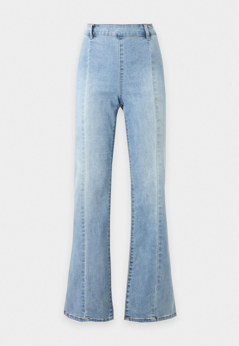 Hellblaue Denim-Jeans mit hoher Taille und ausgestelltem Bein, schlichtem Design und Gürtelschlaufen, vor einem schlichten weißen Hintergrund präsentiert.