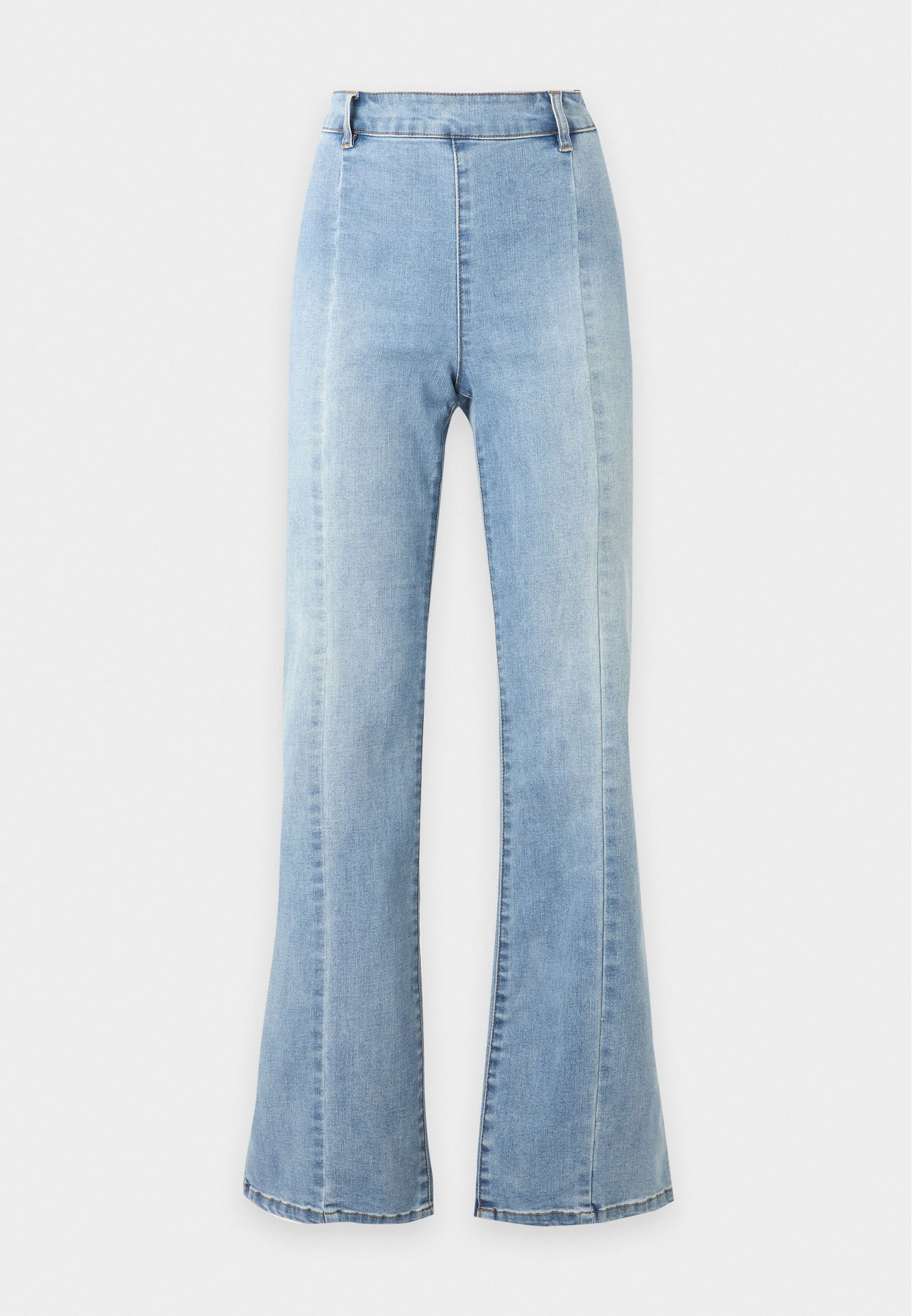 Hellblaue Denim-Jeans mit hoher Taille und ausgestelltem Bein, schlichtem Design und Gürtelschlaufen, vor einem schlichten weißen Hintergrund präsentiert.