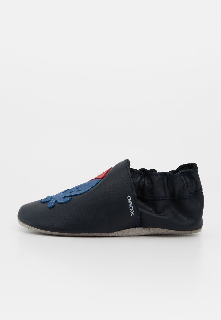 Marineblauer weicher Leder-Babyschuh mit elastischem Hinterteil, blau-rotem Oktopus-Design oben und GEOX-Logo an der Seite.