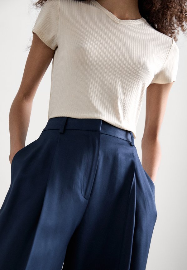 Filippa K HIGH V NECK TEE