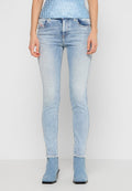 Schmale Jeans aus hellblauem Denim, mit einem Fünf-Taschen-Design, leichtem Used-Look an den Beinen und einem schmalen Schnitt, kombiniert mit blauen Stiefeletten.