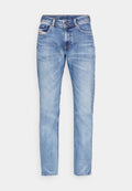 Hellblaue Denim-Jeans mit geradem Schnitt, Fünf-Taschen-Design, Kontrastnähten und Reißverschluss. Glatte Textur mit subtiler Ausbleichung.