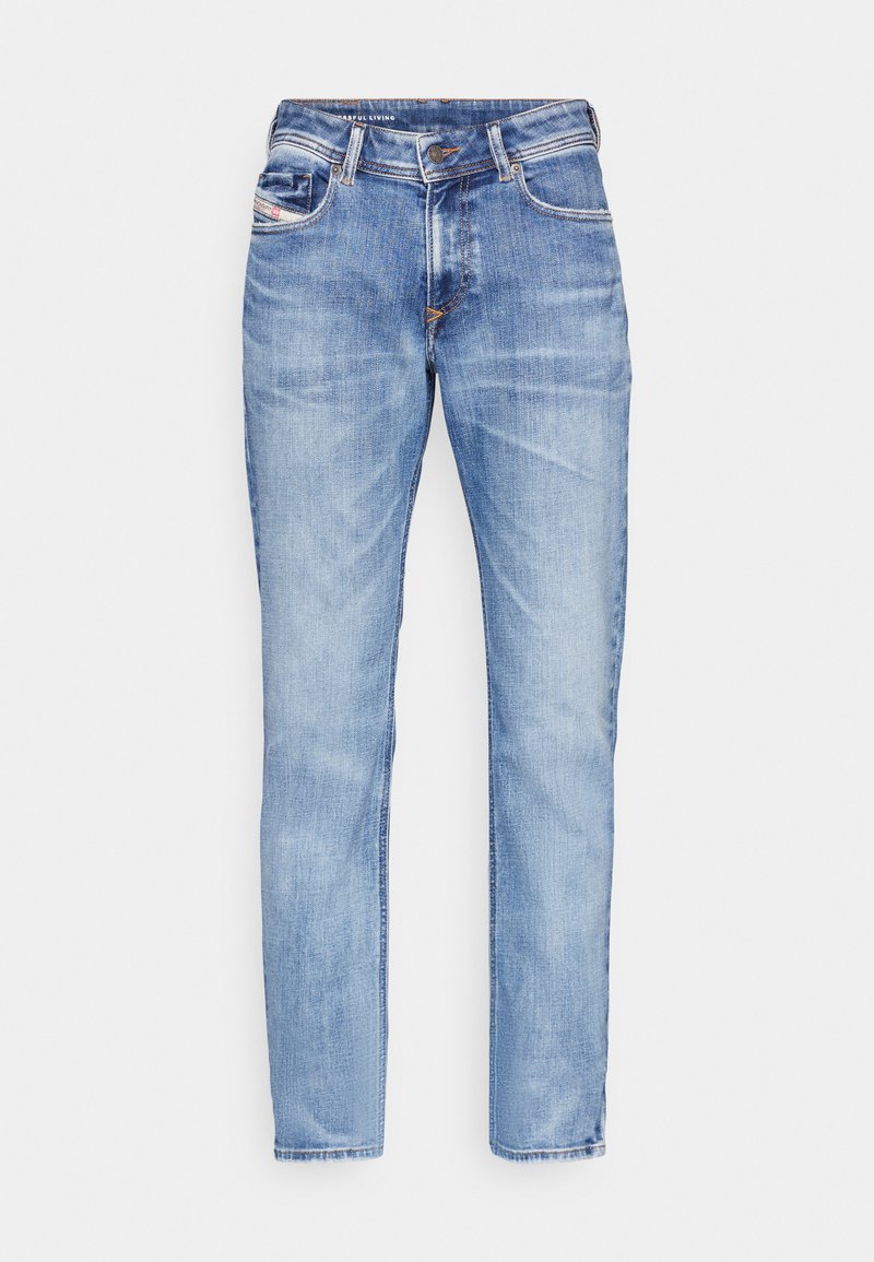 Hellblaue Denim-Jeans mit geradem Schnitt, Fünf-Taschen-Design, Kontrastnähten und Reißverschluss. Glatte Textur mit subtiler Ausbleichung.