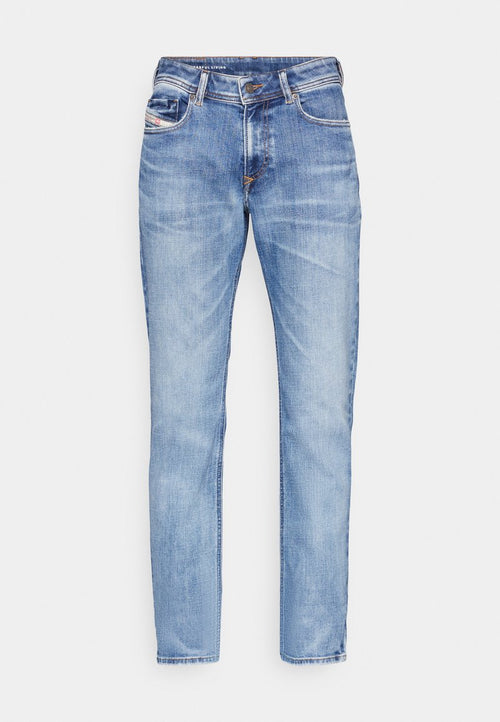 Hellblaue Denim-Jeans mit geradem Schnitt, Fünf-Taschen-Design, Kontrastnähten und Reißverschluss. Glatte Textur mit subtiler Ausbleichung.