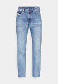 Hellblaue Denim-Jeans mit geradem Schnitt, Fünf-Taschen-Design, Kontrastnähten und Reißverschluss. Glatte Textur mit subtiler Ausbleichung.