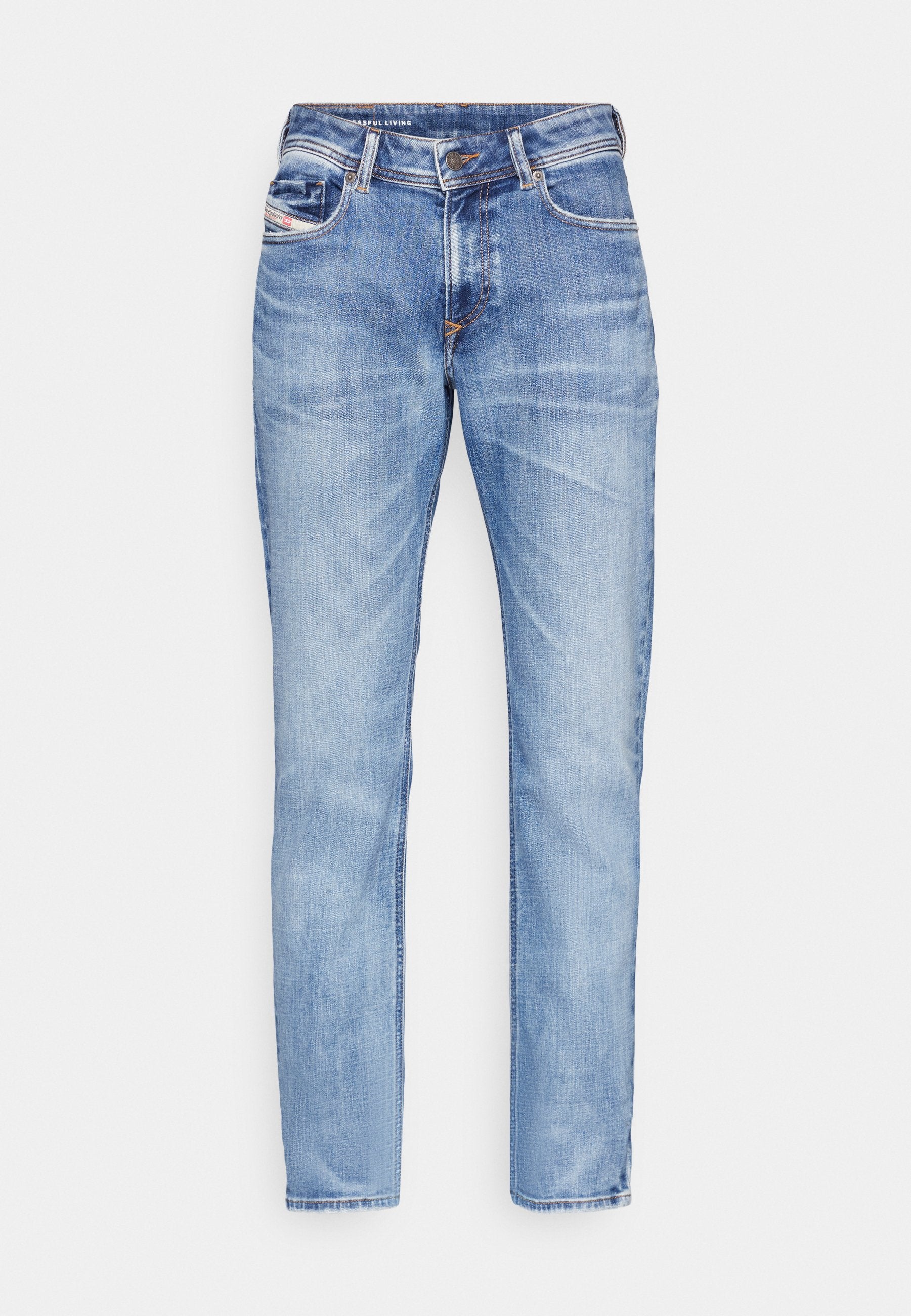 Hellblaue Denim-Jeans mit geradem Schnitt, Fünf-Taschen-Design, Kontrastnähten und Reißverschluss. Glatte Textur mit subtiler Ausbleichung.