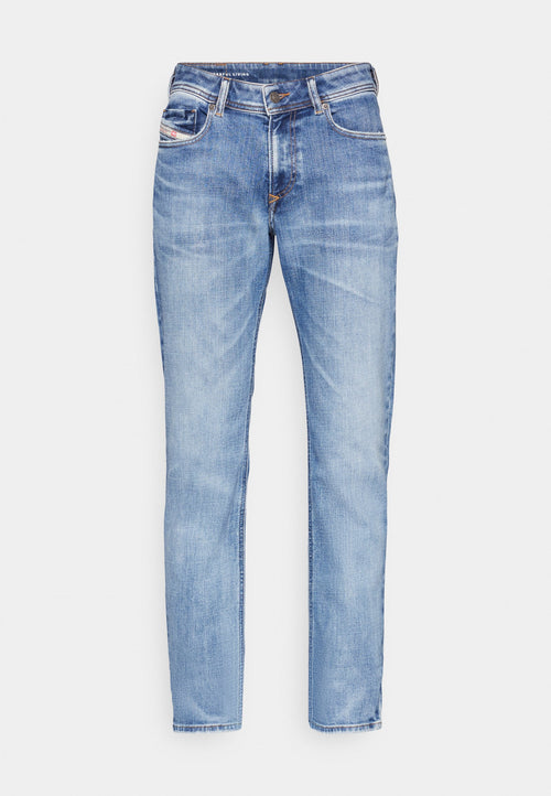 Hellblaue Denim-Jeans mit geradem Schnitt, Fünf-Taschen-Design, Kontrastnähten und Reißverschluss. Glatte Textur mit subtiler Ausbleichung.