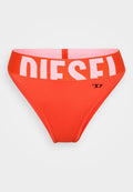 Rote Bikini-Unterteile mit einem breiten orangen Bund, auf dem in fettem weißen Schriftzug "DIESEL" steht. Glattes Material und klassisches Schnittdesign.