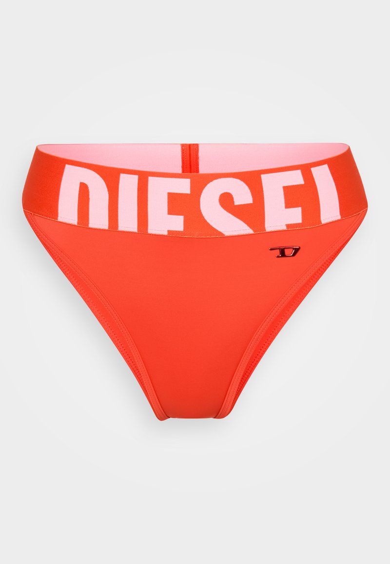 Rote Bikini-Unterteile mit einem breiten orangen Bund, auf dem in fettem weißen Schriftzug "DIESEL" steht. Glattes Material und klassisches Schnittdesign.