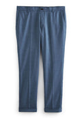 Blaue maßgeschneiderte Hosen aus einem strukturierten Stoff, mit flachem Frontschnitt, zwei Fronttaschen und umschlagenen Säumen.