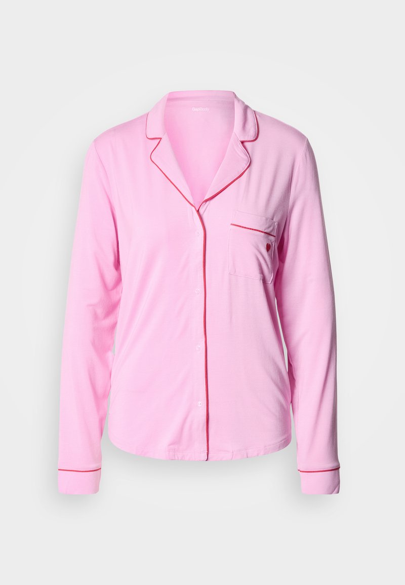 Rosa langärmeliges Pyjamaoberteil aus weichem Stoff, mit Kragen, roten Paspelakzenten und einer Brusttasche.