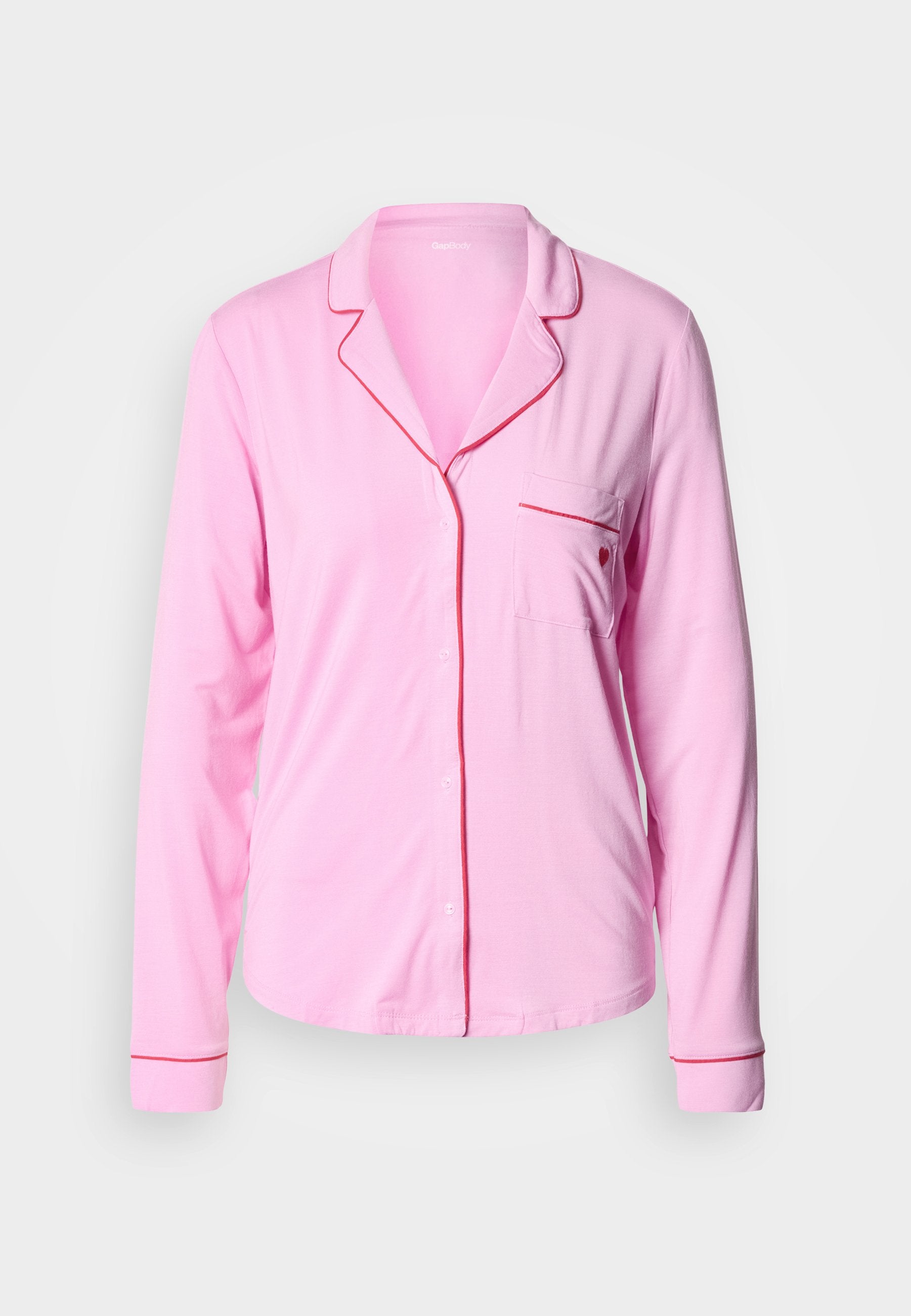 Rosa langärmeliges Pyjamaoberteil aus weichem Stoff, mit Kragen, roten Paspelakzenten und einer Brusttasche.