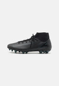 Schwarze Fußballschuhe mit hohem Knöcheldesign, strukturierter Oberseite und kontrastierenden türkisfarbenen Akzenten an der Sohle und den Seiten. Sechs geformte Stollen für besseren Halt.