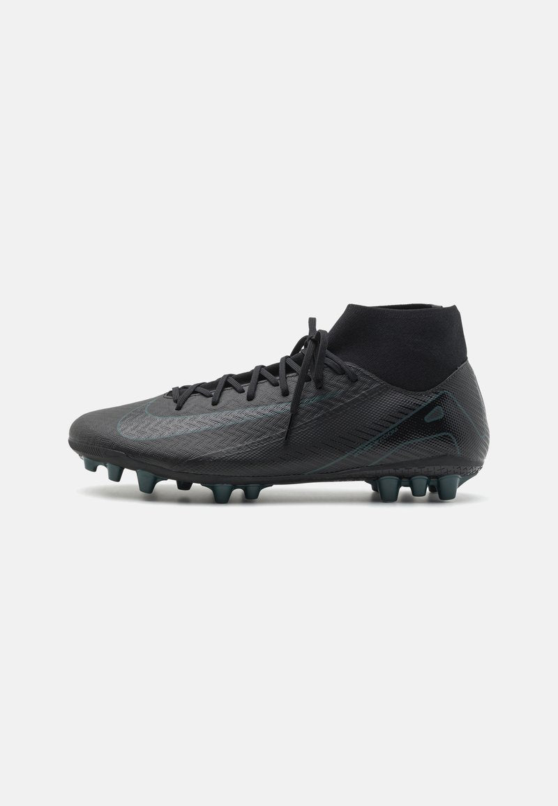 Schwarze Fußballschuhe mit hohem Knöcheldesign, strukturierter Oberseite und kontrastierenden türkisfarbenen Akzenten an der Sohle und den Seiten. Sechs geformte Stollen für besseren Halt.