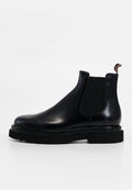 Schwarze Chelsea-Stiefel aus Leder mit elastischen Seiteneinsätzen, abgerundetem Zehenbereich, dicker schwarzer Sohle und einer hinteren Schlaufe zum leichteren Anziehen.