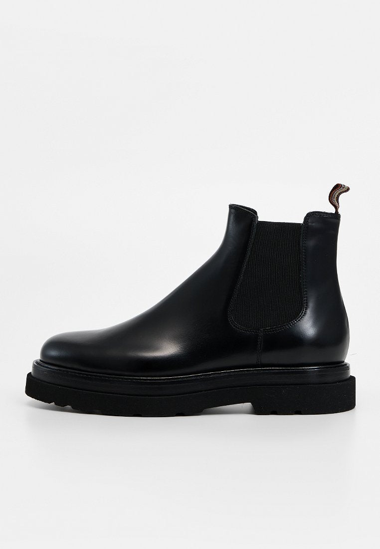 Schwarze Chelsea-Stiefel aus Leder mit elastischen Seiteneinsätzen, abgerundetem Zehenbereich, dicker schwarzer Sohle und einer hinteren Schlaufe zum leichteren Anziehen.