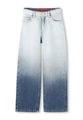 Hellblaue Denim-Jeans mit weitem Bein, die einen Ombre-Verlauf von hellblau bis dunkelblau aufweisen, im klassischen Fünf-Taschen-Design und mit Knopfverschluss.