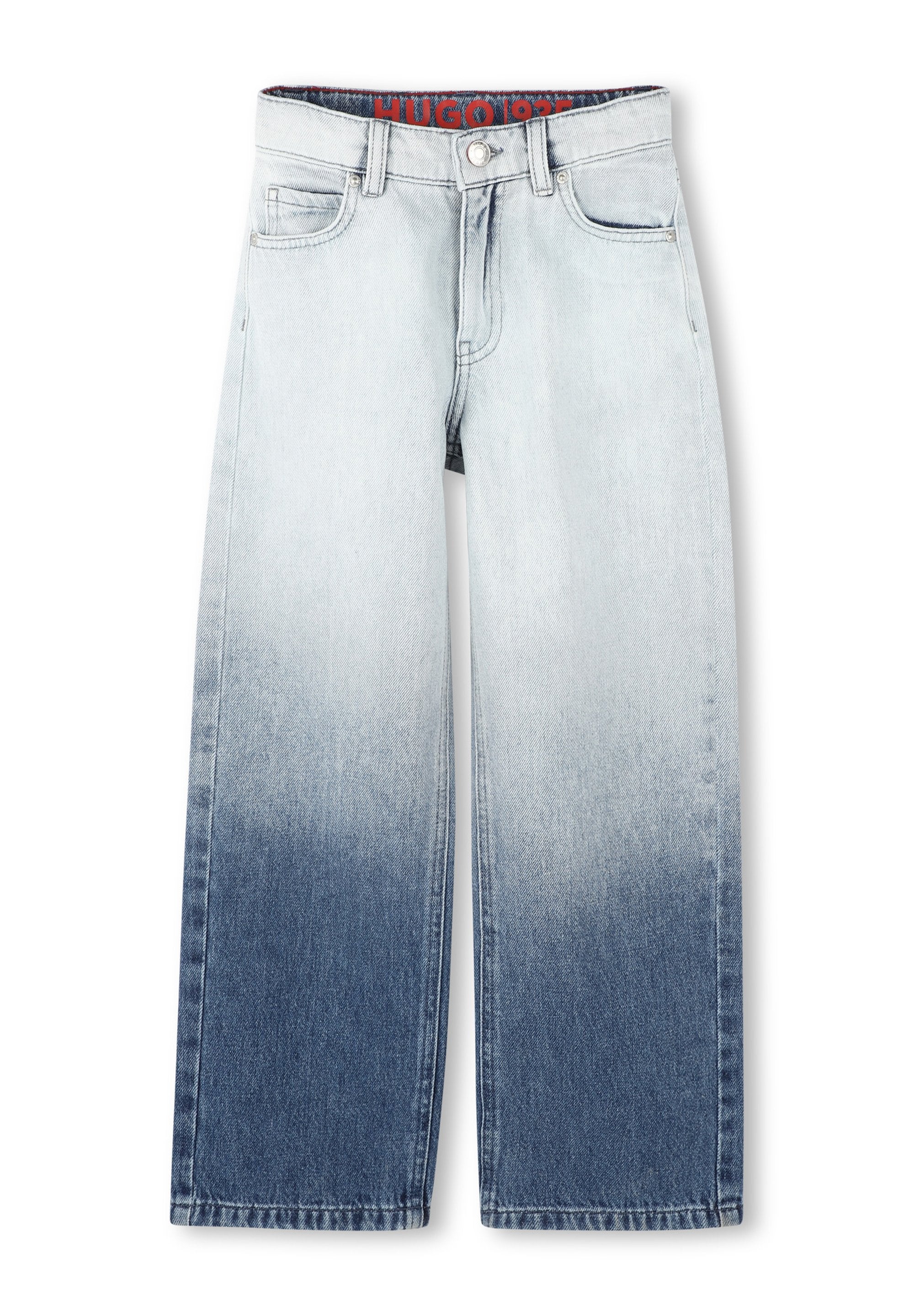 Hellblaue Denim-Jeans mit weitem Bein, die einen Ombre-Verlauf von hellblau bis dunkelblau aufweisen, im klassischen Fünf-Taschen-Design und mit Knopfverschluss.