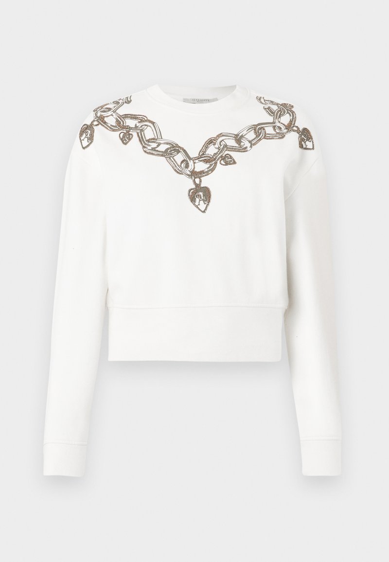Weißes, kurzes Sweatshirt mit langen Ärmeln, das ein Ketten- und Herzmuster aus metallischem Faden entlang des Halsausschnitts und der Schultern aufweist.