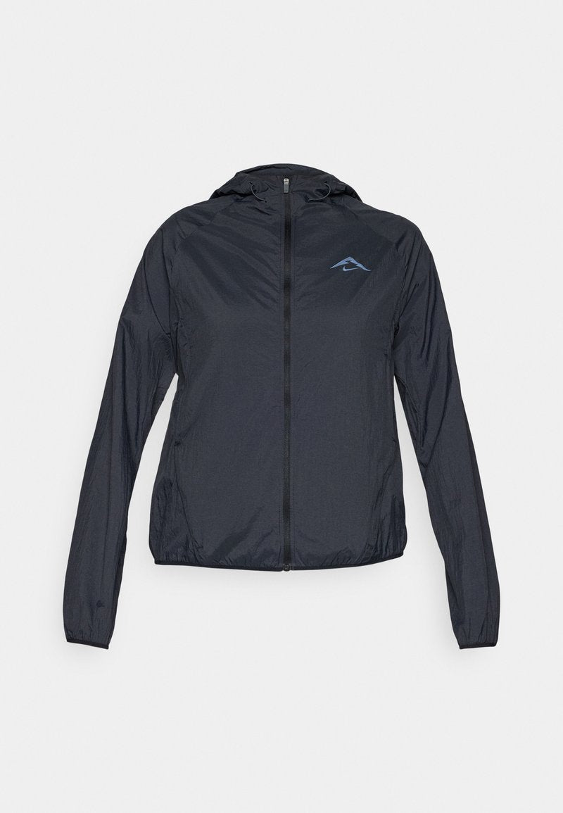 Leichter, navyblauer Windbreaker mit vollem Reißverschluss, Kapuze und Logo auf der oberen linken Brust. Glattes, wasserabweisendes Material.