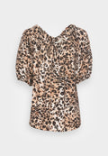 Leopardenmuster-Bluse mit gekräuseltem Ausschnitt, kurzen Puffärmeln und lockerer Passform. Aus leichtem Stoff in Beige- und Braun-Tönen hergestellt.