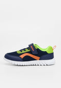Marineblaue Turnschuhe mit orangem Streifen, grünen Akzenten, Klettverschluss mit der Aufschrift „Richter“, weißer Sohle und orangefarbener Fersenschlaufe.