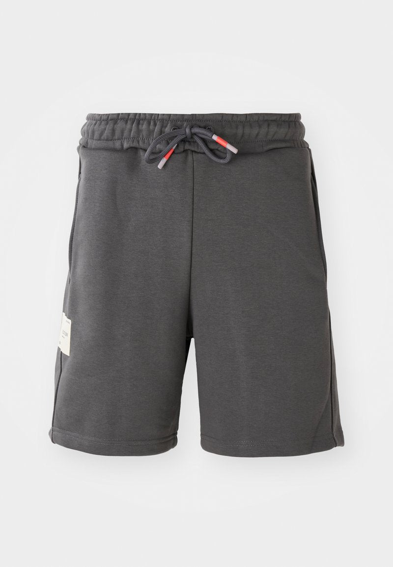 Grau Sportshorts mit elastischem Bund und Kordelzug. Mit Seitentaschen und einem Stoffetikett an der linken Seite. Leichtes Material.