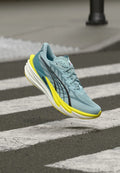 Puma DEVIATE NITRO 4 - Road running shoes - baltic sea blue/fresh water