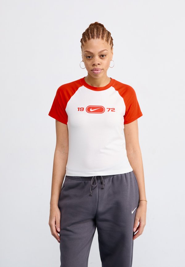 Nike Sportswear TEE - Print T-shirt - sail/picante red
