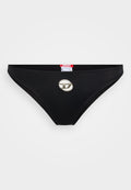Schwarze Bikini-Höschen aus glattem, dehnbarem Material. Mit einem glänzenden silbernen runden Logo auf der Vorderseite und einem tiefen Schnitt.