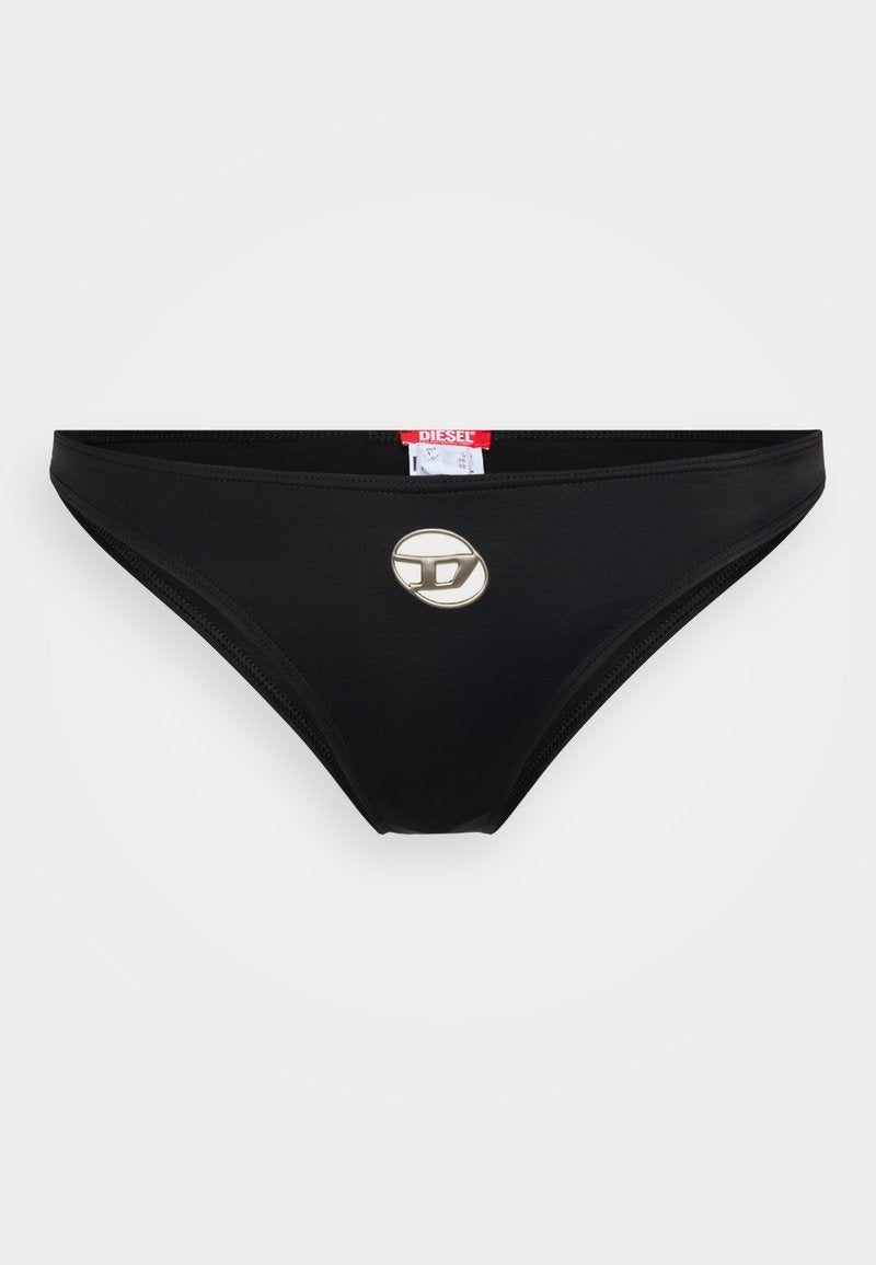 Schwarze Bikini-Höschen aus glattem, dehnbarem Material. Mit einem glänzenden silbernen runden Logo auf der Vorderseite und einem tiefen Schnitt.