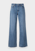 Helle blaue weite Jeans aus Denim mit hoher Taille, Gürtelschlaufen und Knopfverschluss. Die Fertigstellung umfasst Nähte und Saumdetails.