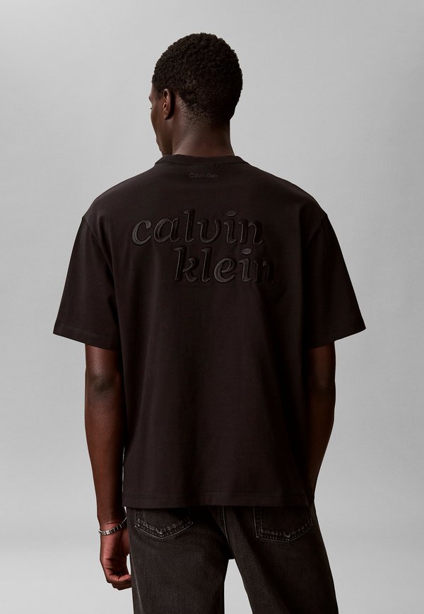 Calvin Klein Jeans CALVIN KLEIN JEANS RELAXED LOGO APPLIQUÉ T-SHIRT - Print T-shirt - black