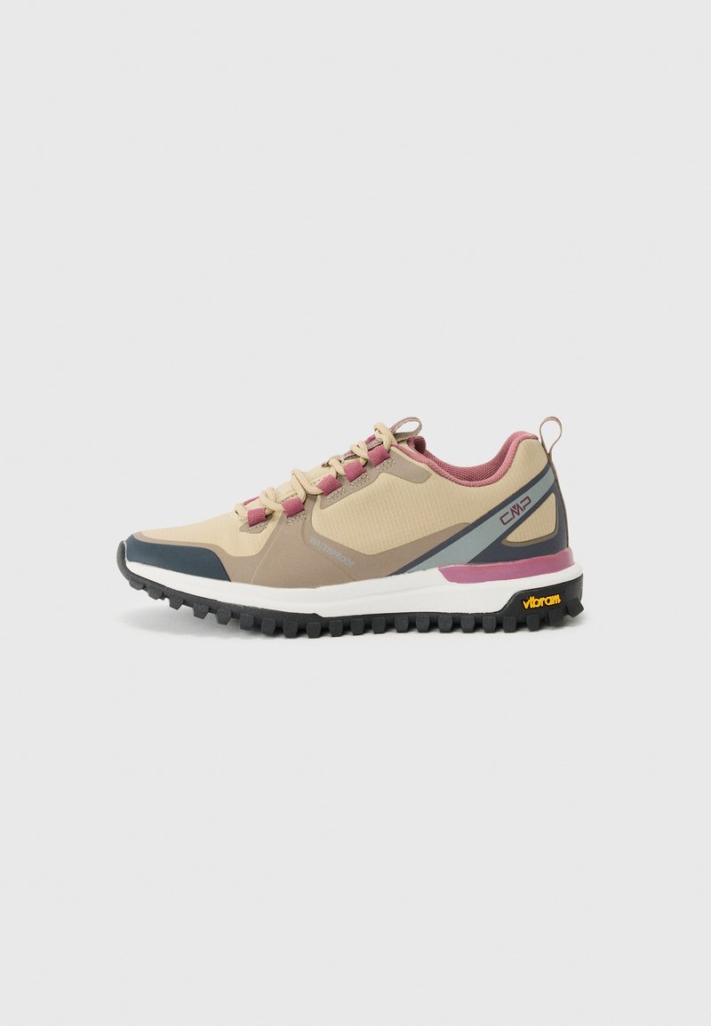 Hellbeige wasserdichte Wanderschuhe mit pinken Akzenten, grauen und schwarzen Details, strukturiertem Obermaterial und einer Vibram-Sohle für gute Trittfestigkeit.