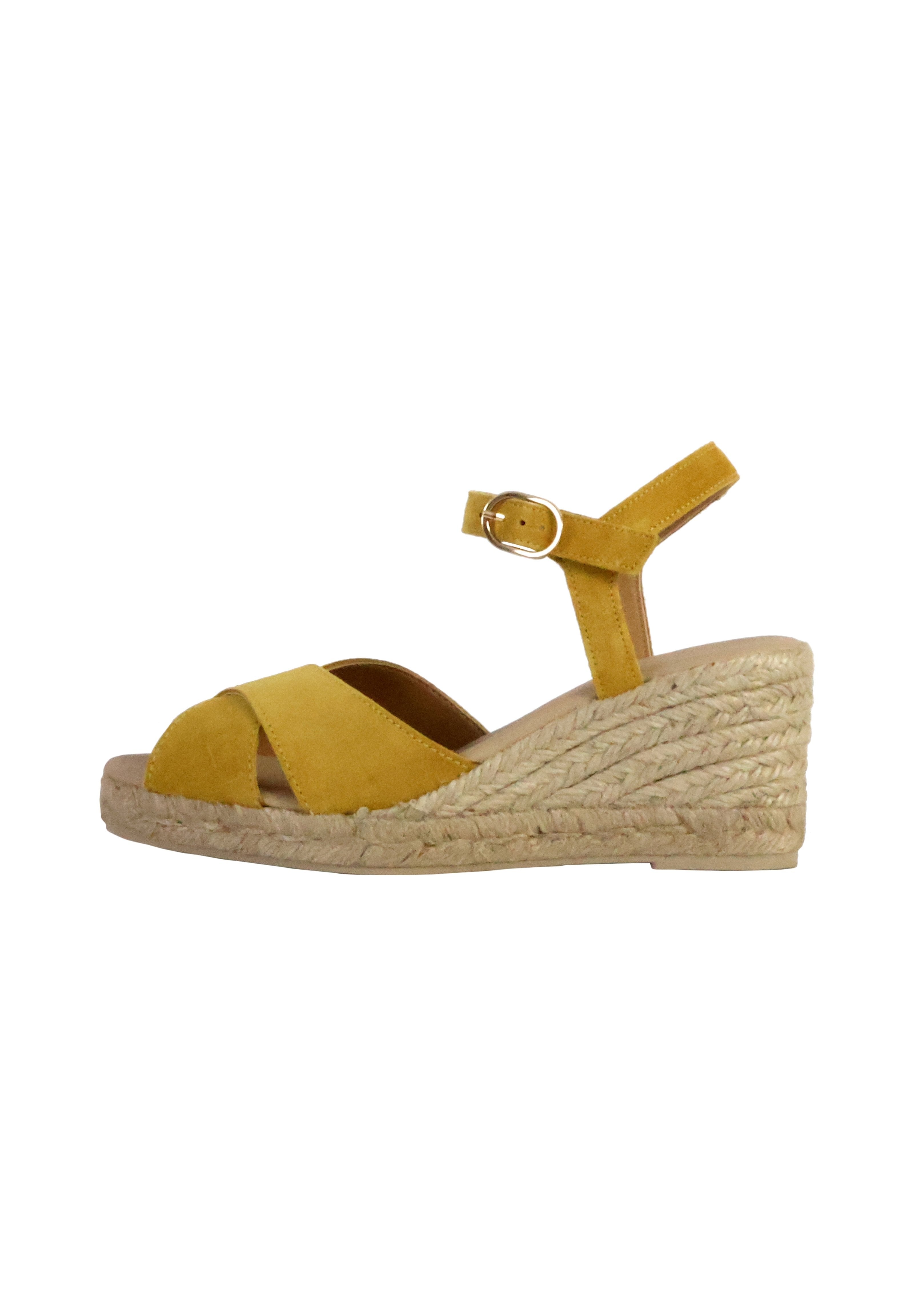 Gelbe Wildleder-Wedge-Sandale mit überkreuzten Riemen und verstellbarem Knöchelriemen, ausgestattet mit einer gewebten Jute-Sohle für zusätzlichen Textur.