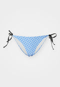 Blauer Bikini-Unterteil mit wiederholtem weißen "HUGO"-Logo, ausgestattet mit schwarzen Bindebändern an jeder Seite. Glatte Textur, minimalistische Abdeckung.