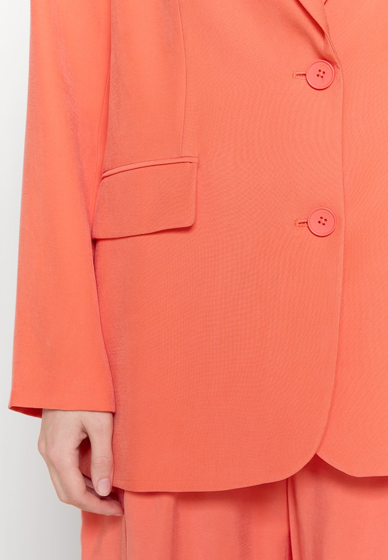 DKNY