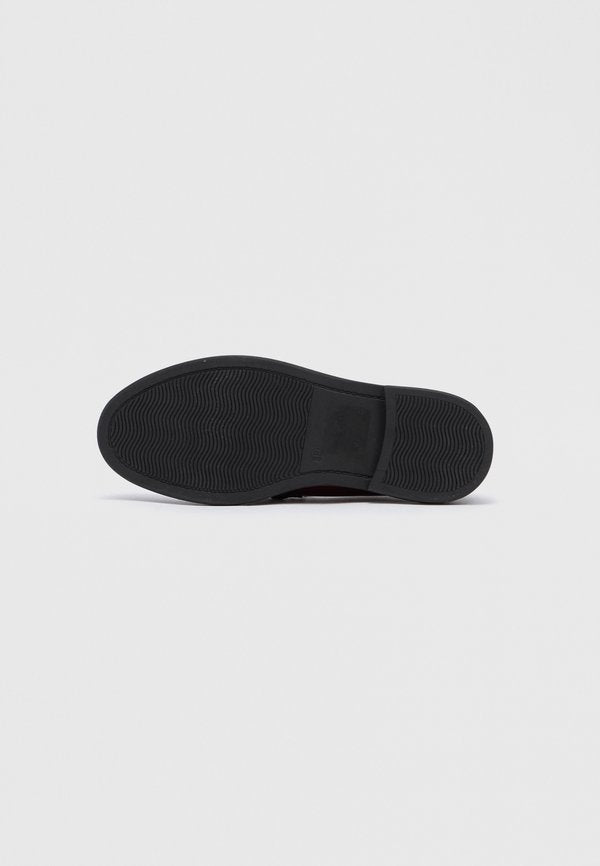 Steve Madden HUDDLES
