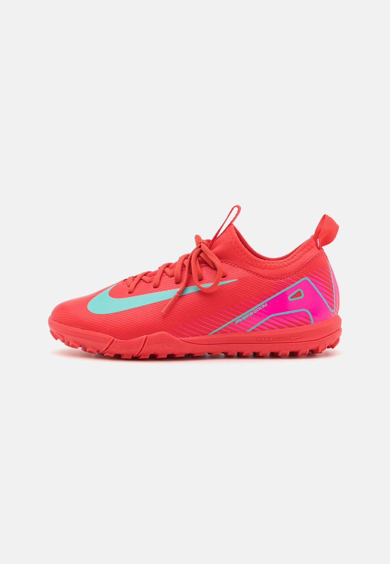 Helles rotes Sport Schuhwerk mit einem strukturierten Synthetik-Obermaterial, türkisfarbenem Swoosh und pinken Akzenten. Verfügt über eine Gummisohle für bessere Traktion.