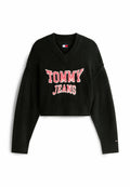 Schwarzer, croppter Pullover aus Strickstoff mit V-Ausschnitt, der auf der Vorderseite ein auffälliges, gesticktes "TOMMY JEANS"-Logo in Rot und Weiß präsentiert.