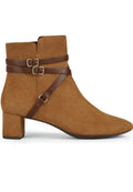 Braunes Wildleder-Ankle-Boot mit spitzem Zehen, Blockabsatz und zwei braunen Riemen mit silbernen Schnallen über dem Obermaterial. Glatte Textur.