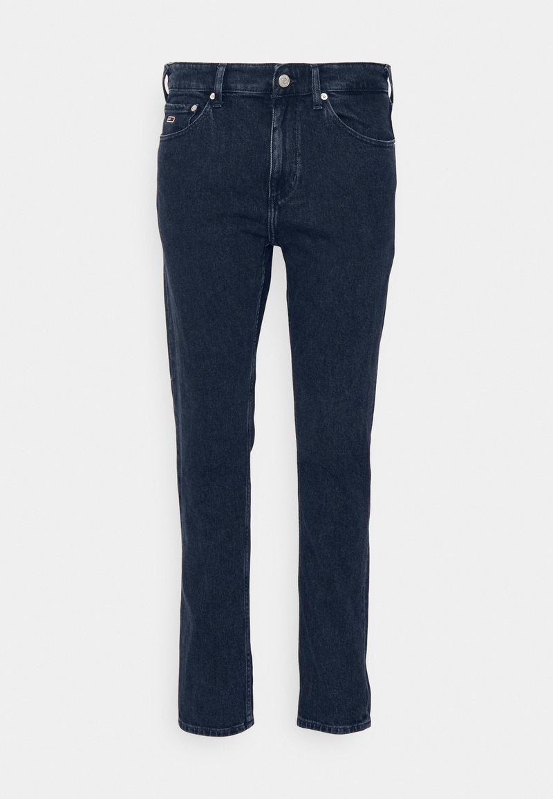 Dunkelblaue Jeans aus Denim mit geradem Schnitt, ausgestattet mit fünf Taschen, einem Gürtelschlaufen und einem Metallknopfverschluss. Glatte Textur, minimalistische Nähte.