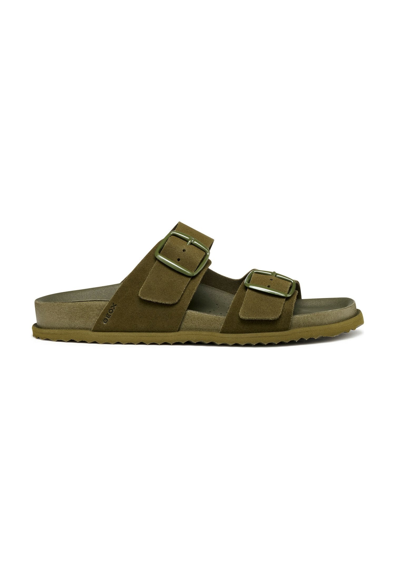 Grüne Wildledersandalen mit zwei verstellbaren Riemen, silbernen Beschlägen, ergonomisch geformtem Fußbett und texturiertem Gummi-Außensohle. Flaches, offenes Design.
