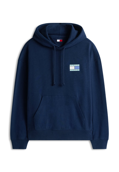 Marineblauer Hoodie aus weichem Stoff mit einer Vordertasche, einer Kapuze mit Kordelzug und einem rechteckigen Logo-Patch mit blauen und türkisen Streifen.