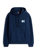 Marineblauer Hoodie aus weichem Stoff mit einer Vordertasche, einer Kapuze mit Kordelzug und einem rechteckigen Logo-Patch mit blauen und türkisen Streifen.