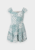 Weiße, kurze Sommerkleid mit türkisfarbenen Blumen- und geometrischen Patchwork-Mustern, kurzen Ärmeln, quadratischem Ausschnitt und ausgestellt Rock.